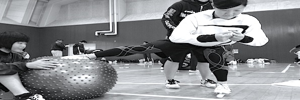 バランスボールでファンクショナルトレーニングをしている画像